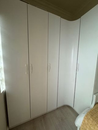 Armario esquinero blanco de madera