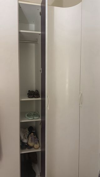 Armario esquinero blanco de madera