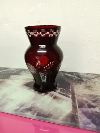 Jarrón de cristal rojo tallado