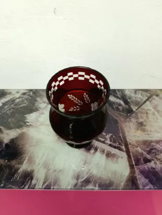 Jarrón de cristal rojo tallado