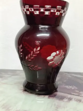 Jarrón de cristal rojo tallado