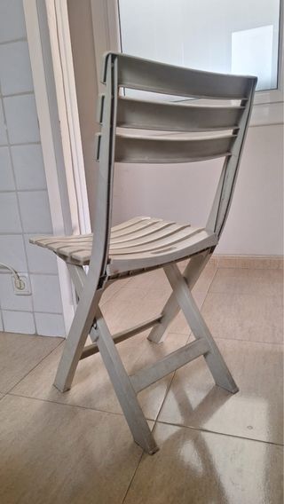 Silla plegable de plástico beige
