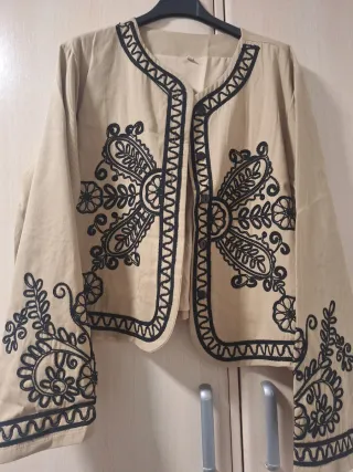 Chaqueta bordada negra