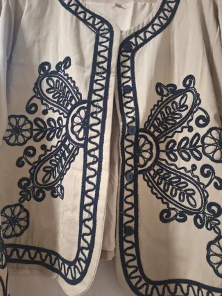 Chaqueta bordada negra