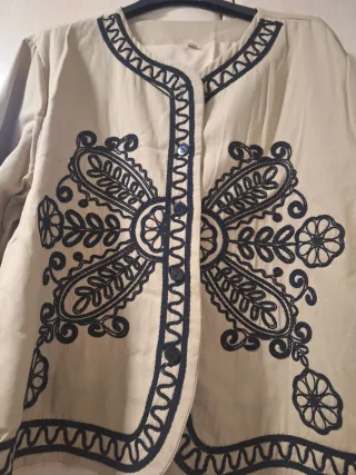 Chaqueta bordada negra