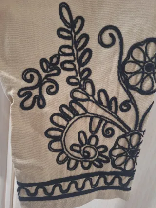 Chaqueta bordada negra