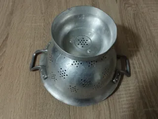 Escurridor aluminio antiguo con pie.