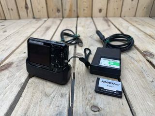 SONY CYBERSHOT DSC-T3 5.1 MP + BASE + CARICABATTERIE