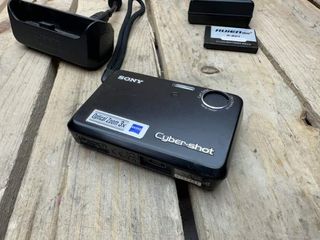 SONY CYBERSHOT DSC-T3 5.1 MP + BASE + CARICABATTERIE