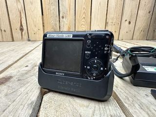 SONY CYBERSHOT DSC-T3 5.1 MP + BASE + CARICABATTERIE