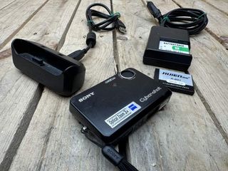 SONY CYBERSHOT DSC-T3 5.1 MP + BASE + CARICABATTERIE