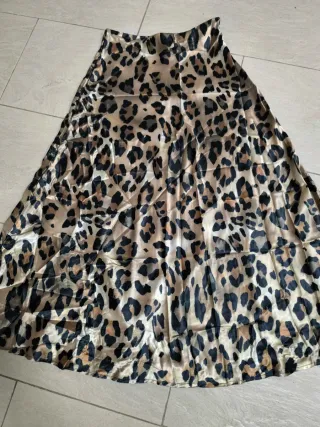 Falda satinada animal print nueva sin etiquetas