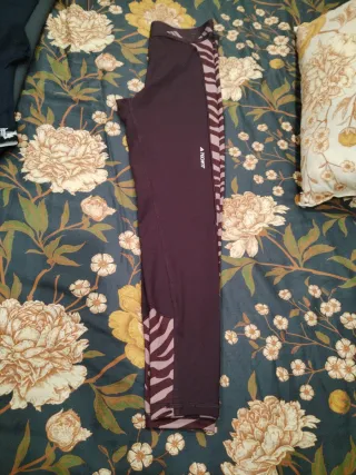 Mallas Adidas Moradas con Estampado