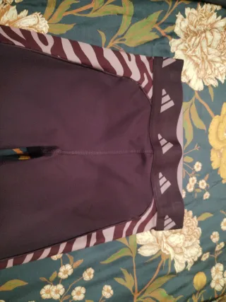 Mallas Adidas Moradas con Estampado