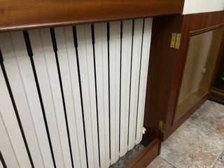 Mueble cubre-radiador de madera