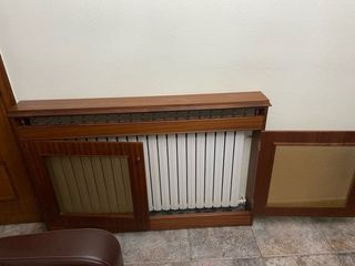 Mueble cubre-radiador de madera
