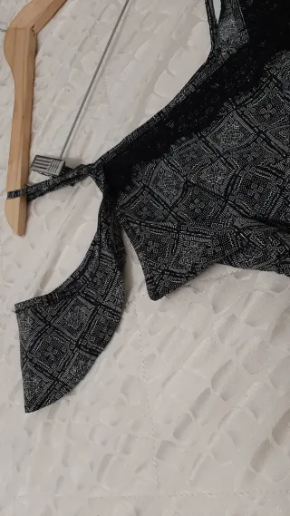 Top donna con spalle scoperte e pizzo