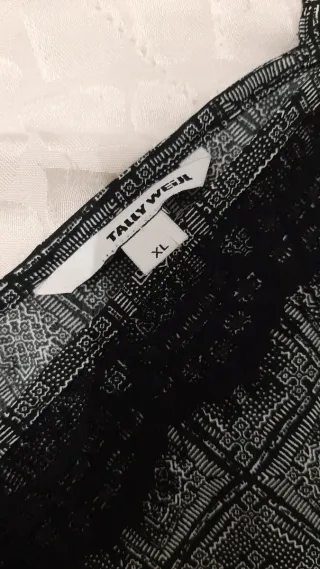 Top donna con spalle scoperte e pizzo