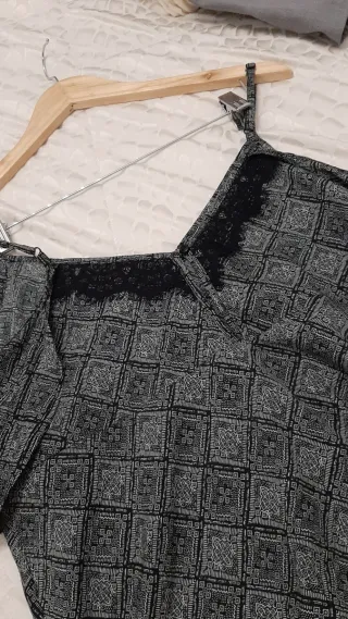 Top donna con spalle scoperte e pizzo