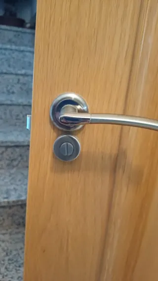 Puerta de madera con pestillo