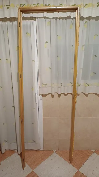 Puerta de madera con pestillo