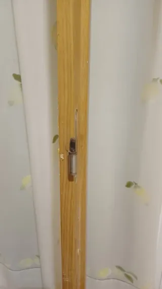 Puerta de madera con pestillo