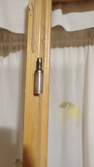 Puerta de madera con pestillo