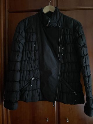 Chaqueta negra chica diseño moderno