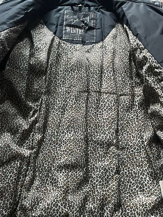 Chaqueta negra chica diseño moderno