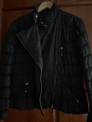 Chaqueta negra chica diseño moderno