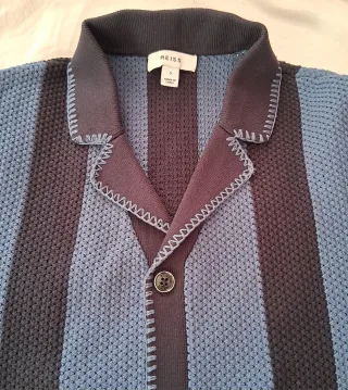 Camisa de punto cubana con rayas azules