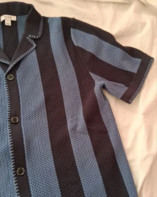 Camisa de punto cubana con rayas azules