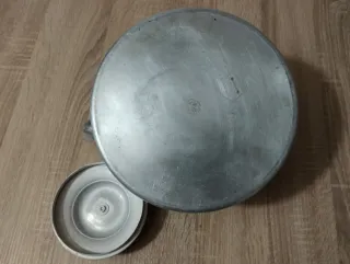 Tetera antigua de aluminio.