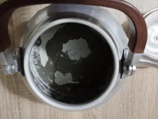 Tetera antigua de aluminio.