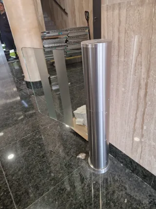 Barrera de control de entrada metálica