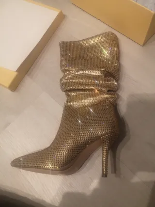 Botas Menbur doradas con pedrería