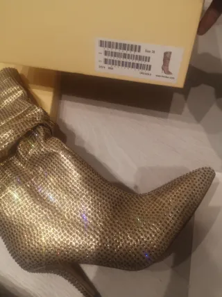 Botas Menbur doradas con pedrería