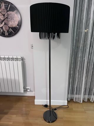 Lámpara de pie negra moderna