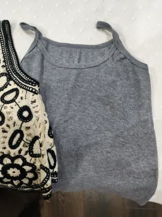 Chaleco calado floral y top tirantes