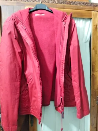 Cortavientos rojo con capucha y forro