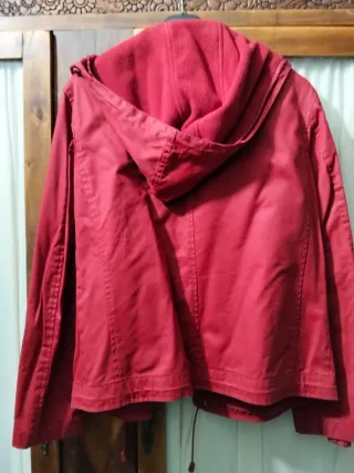 Cortavientos rojo con capucha y forro