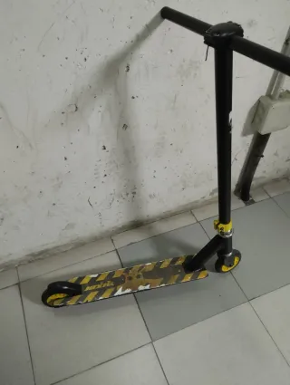 Patinete Negro y Amarillo