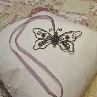 Mariposa vintage metal con cristales morados