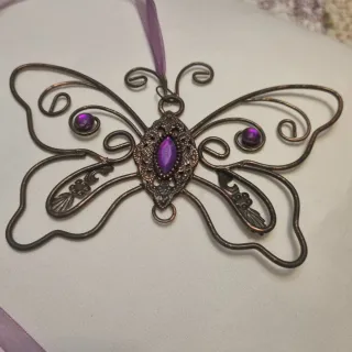 Mariposa vintage metal con cristales morados
