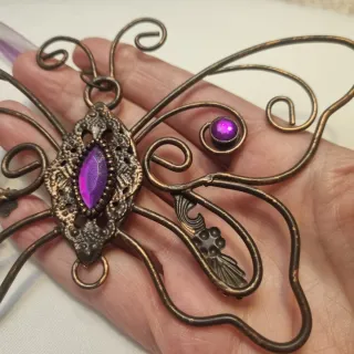 Mariposa vintage metal con cristales morados