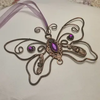 Mariposa vintage metal con cristales morados