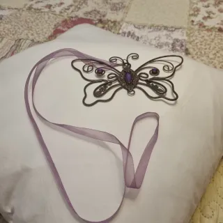 Mariposa vintage metal con cristales morados