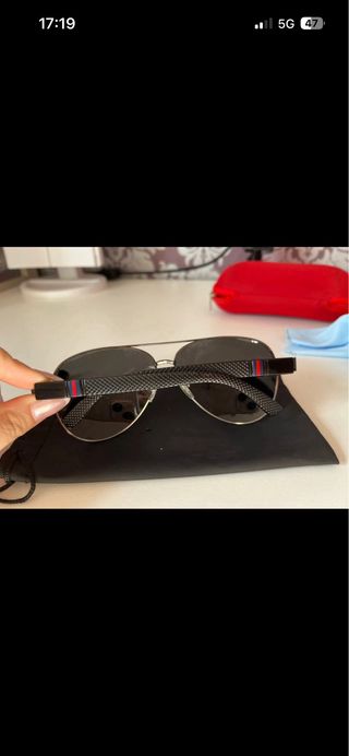 Gafas de aviador plateadas y negras