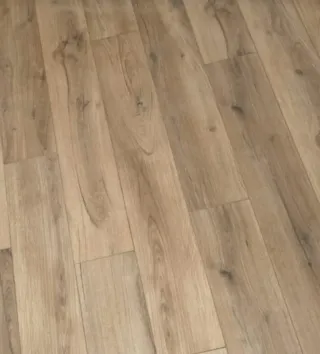 Azulejo efecto madera con relieve rectificado