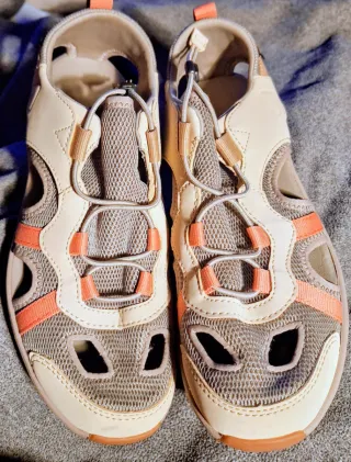 Sandalias Teva beige y naranja